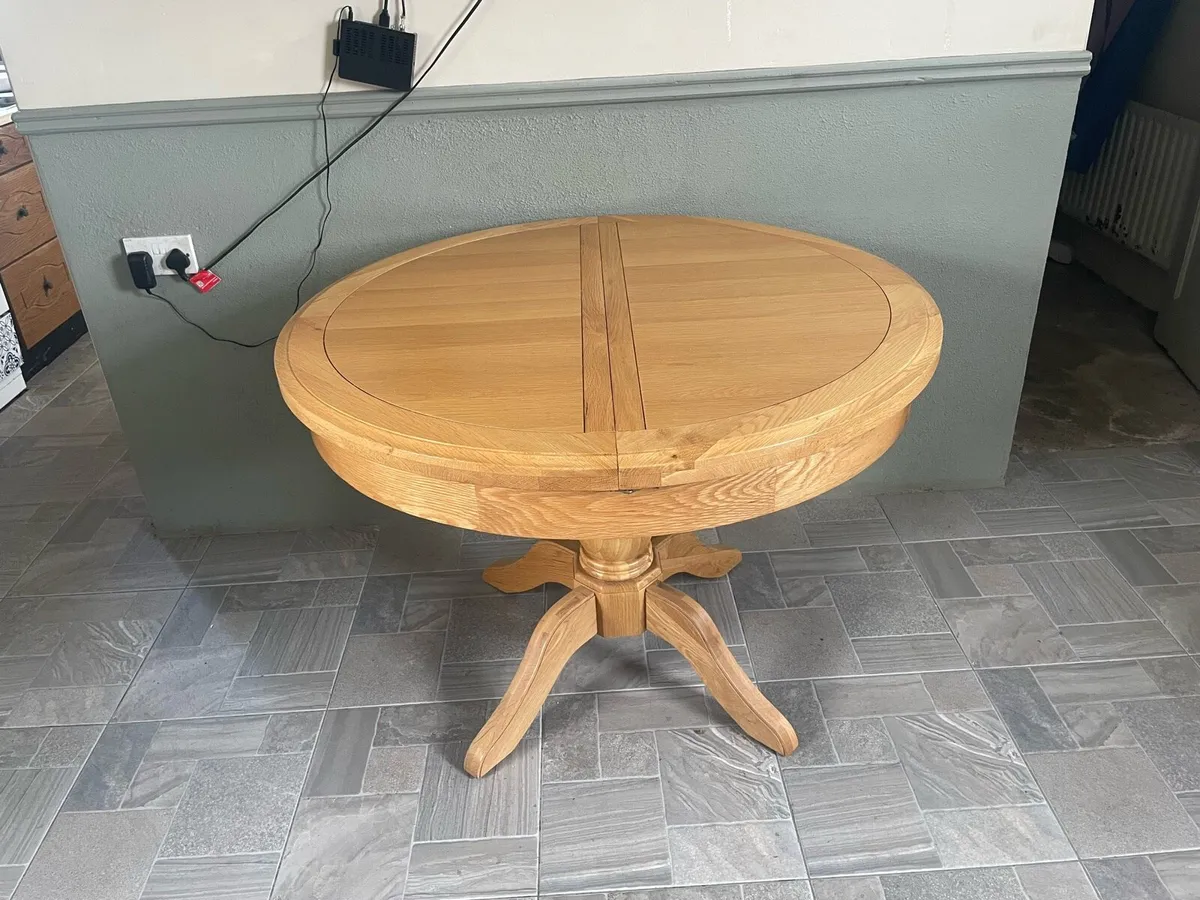 Round Solid Oak Table extendable - Image 1
