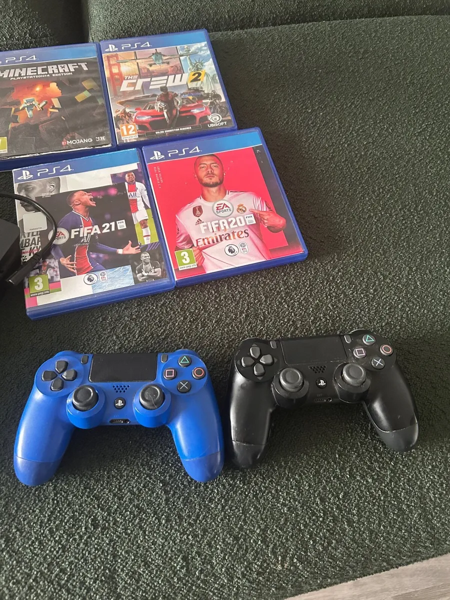 PlayStation 4 + accessories - Image 3