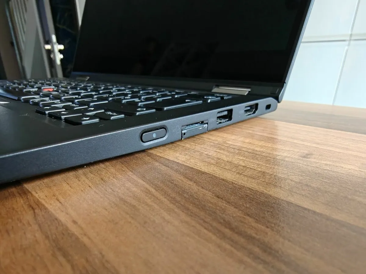 Lenovo ThinkPad X390 Yoga i5 Touchscreen Laptop - Image 4