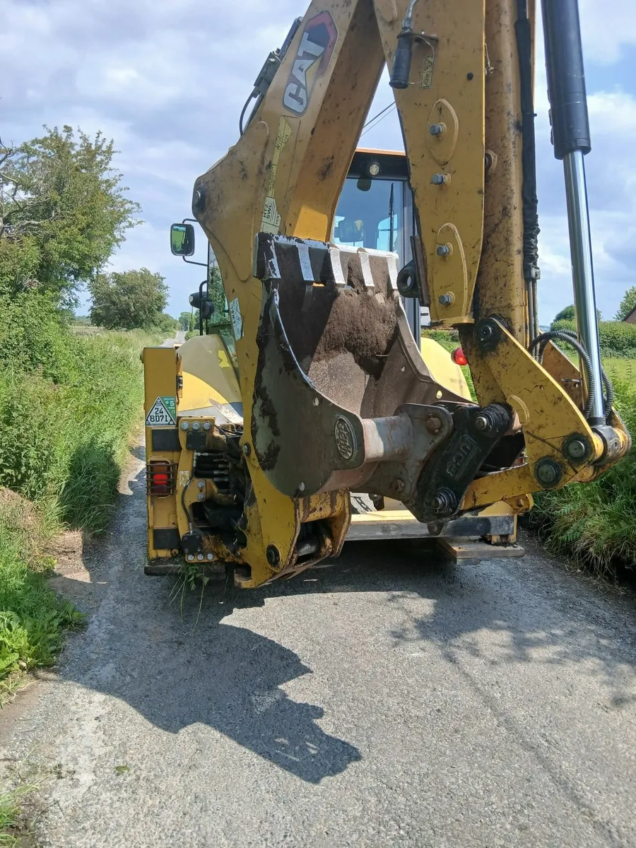 Caterpillar wheeled digger - Image 1