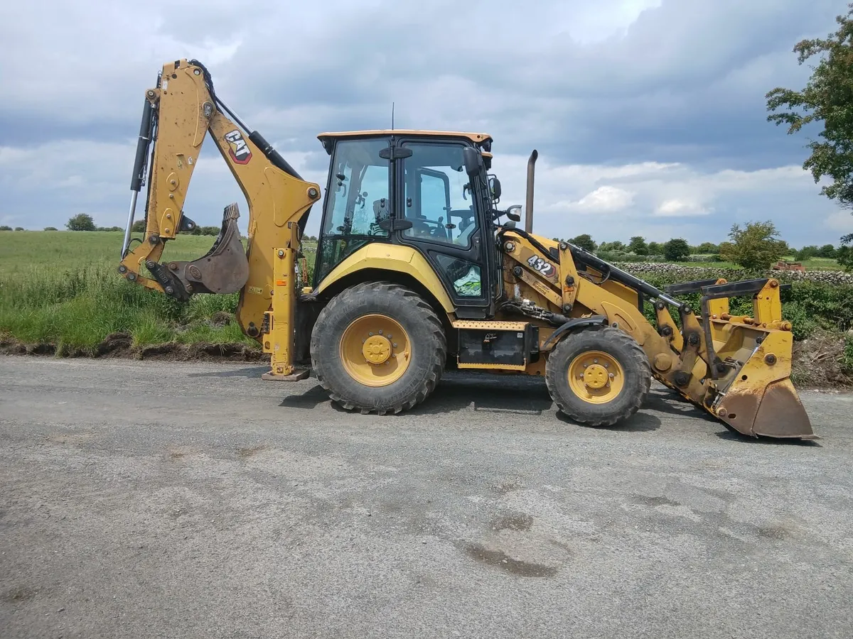 Caterpillar wheeled digger - Image 2