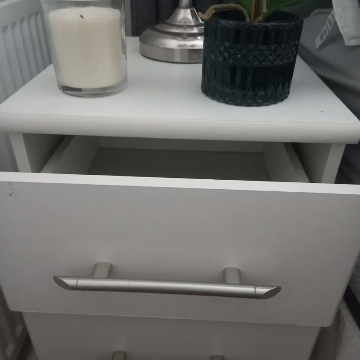 White bedside lockers x 2 - Image 2