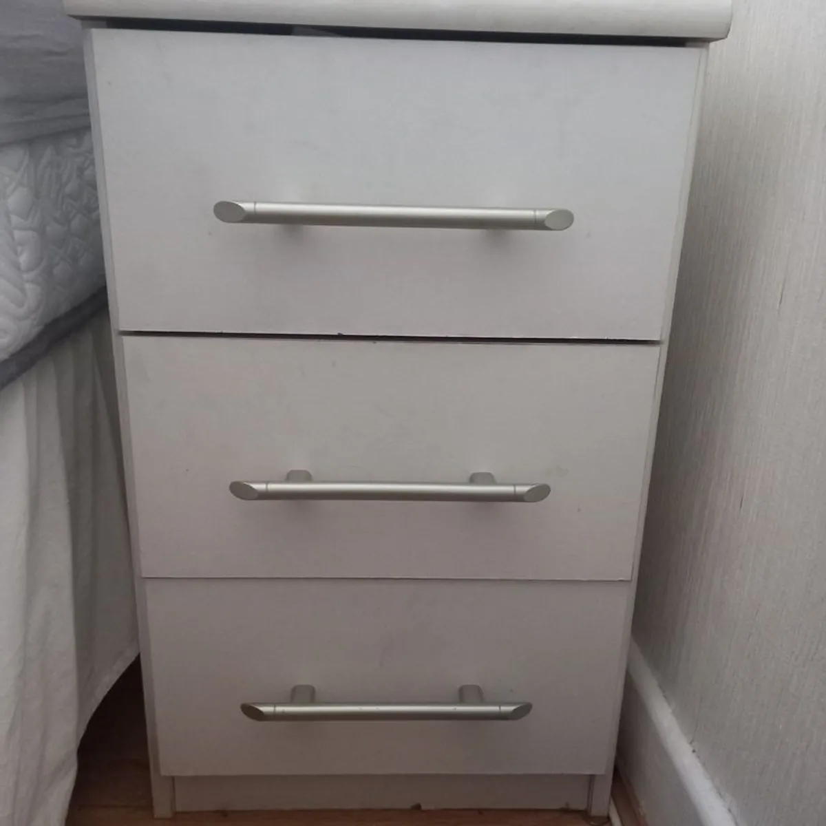 White bedside lockers x 2 - Image 3
