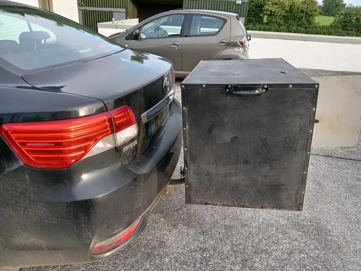 Dog box - Image 1