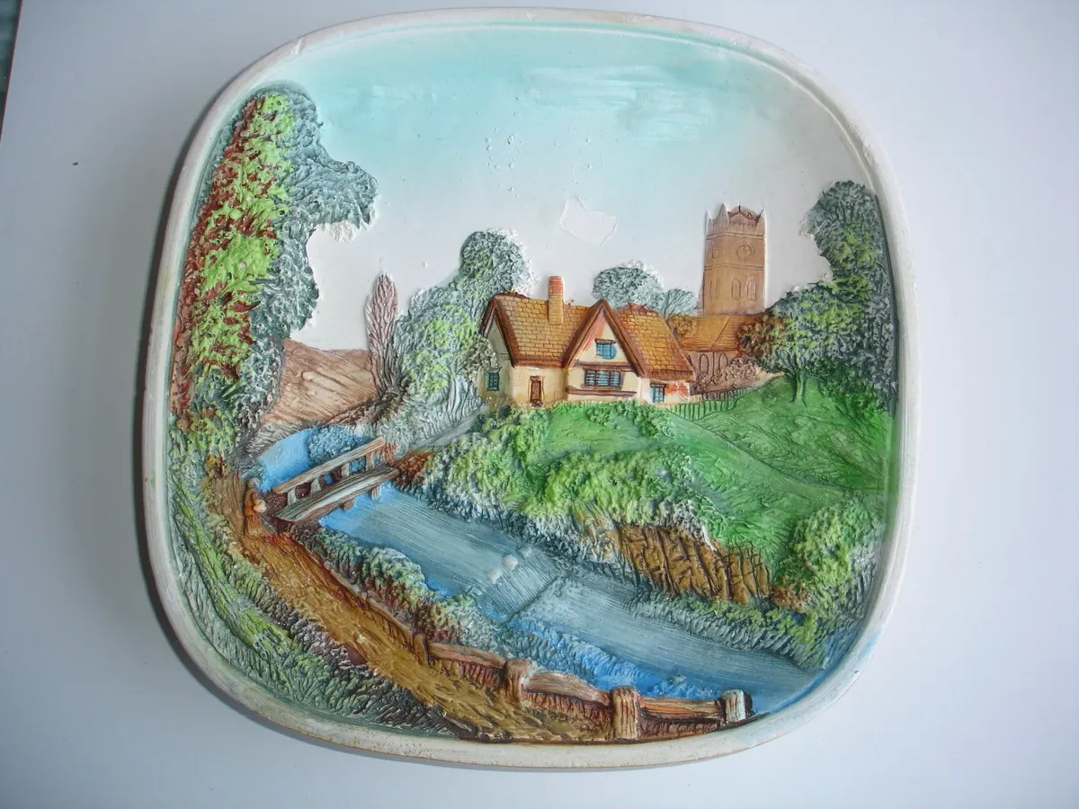 Two  Legends England 3D Chalkware Plaques - Image 3