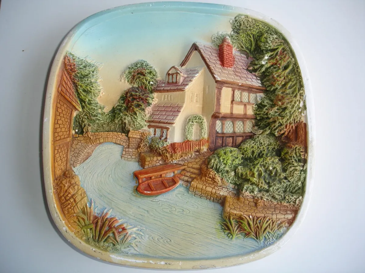 Two  Legends England 3D Chalkware Plaques - Image 3