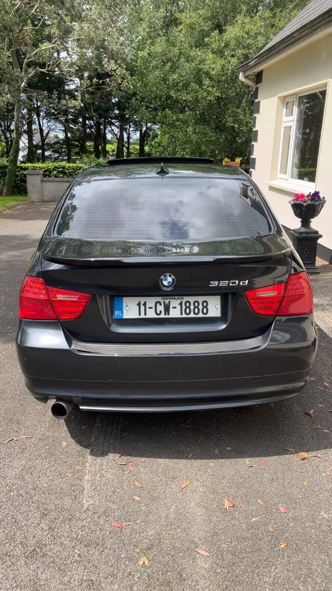 BMW 3-Series 2011 - Image 4