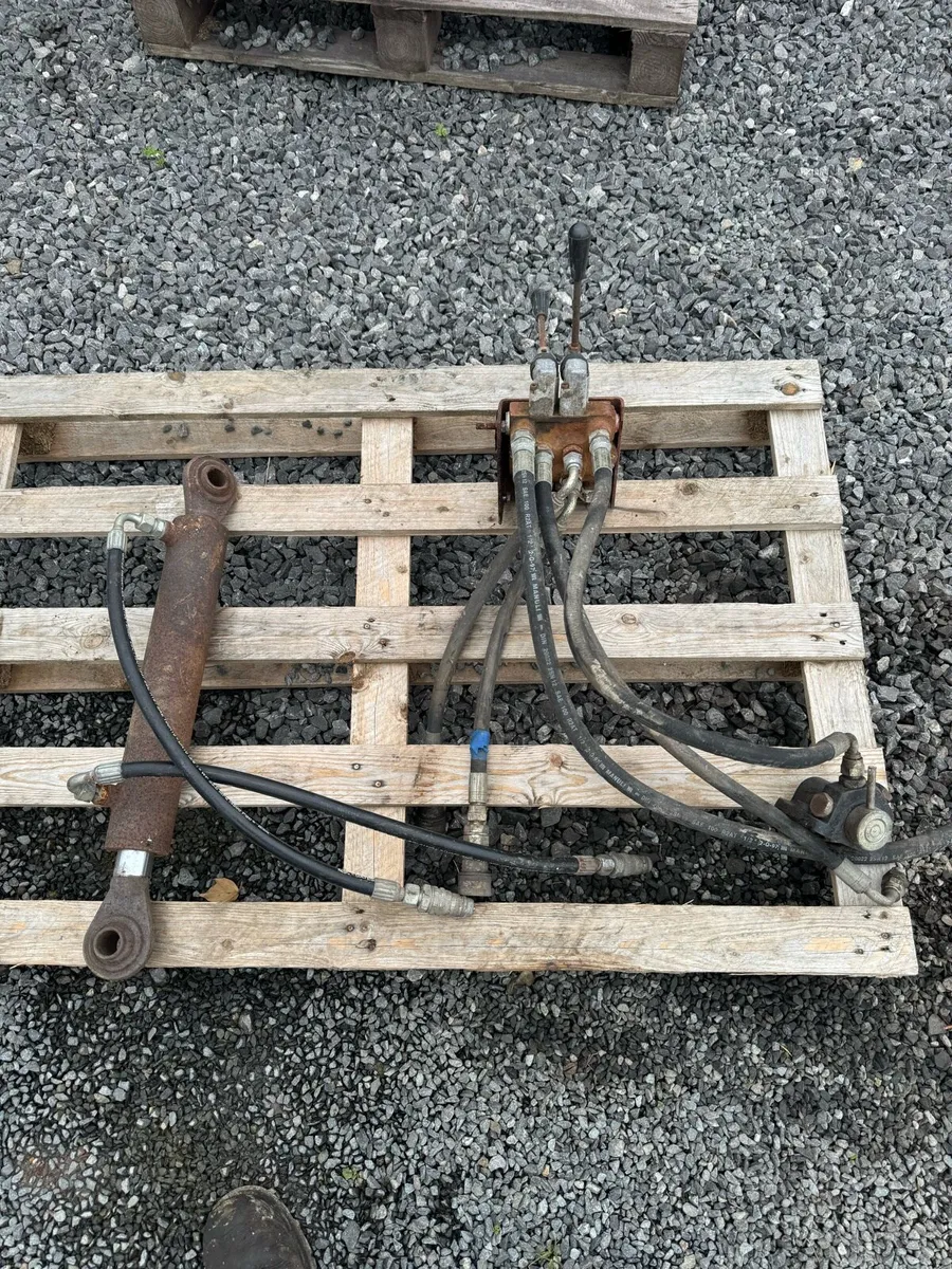 Hydraulic top link and spool bank