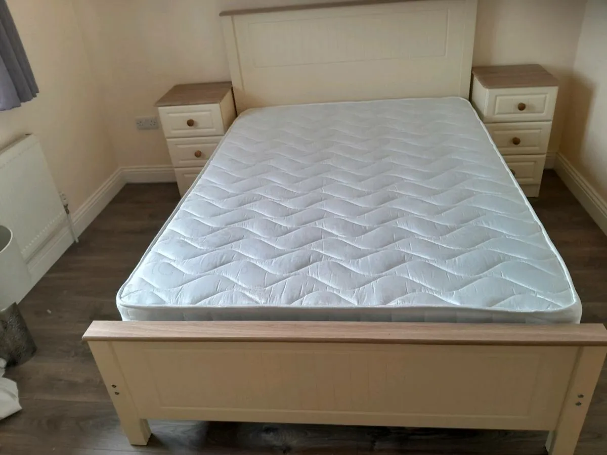Bedroom furniture set - Image 1