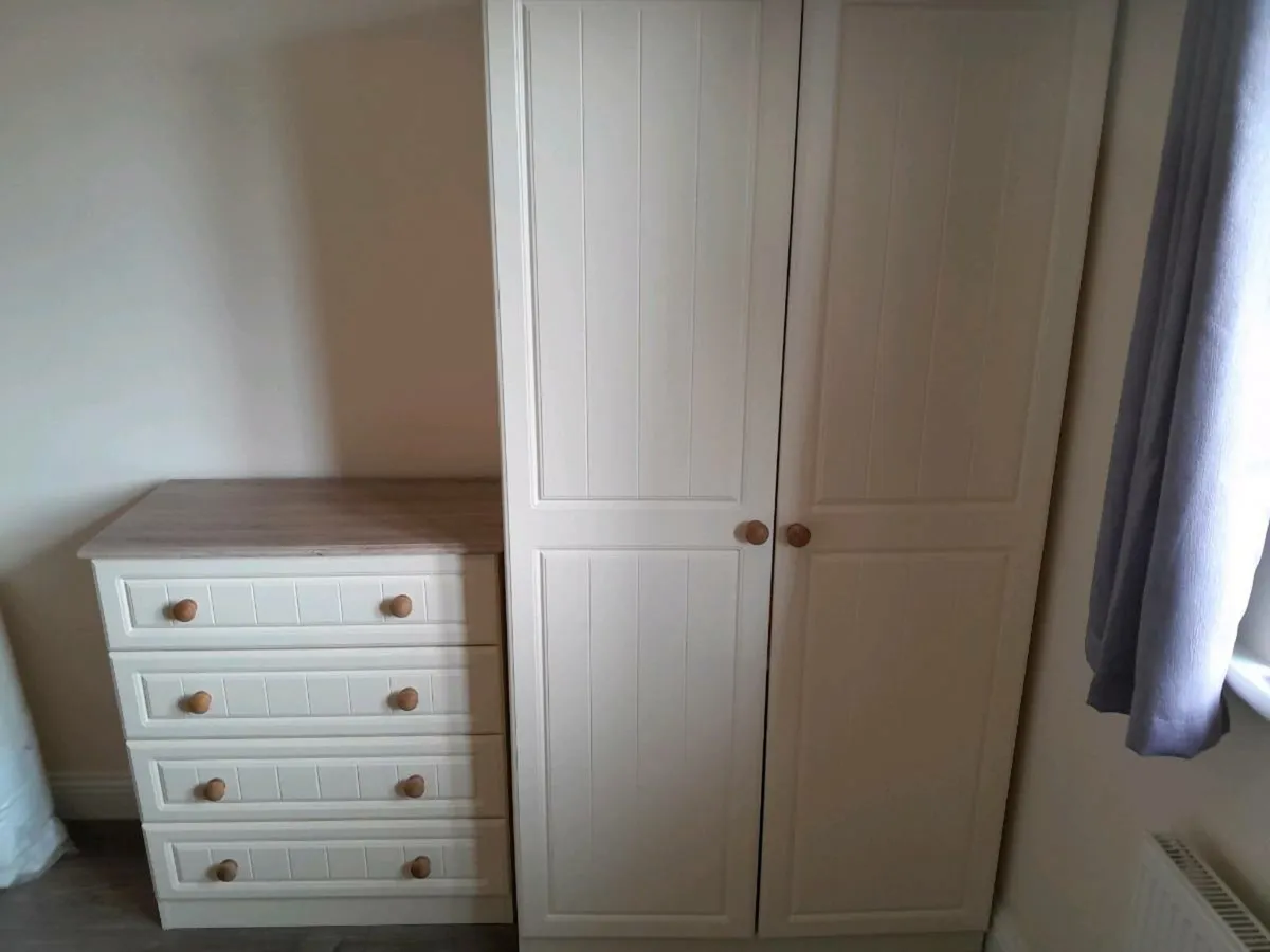 Bedroom furniture set - Image 4