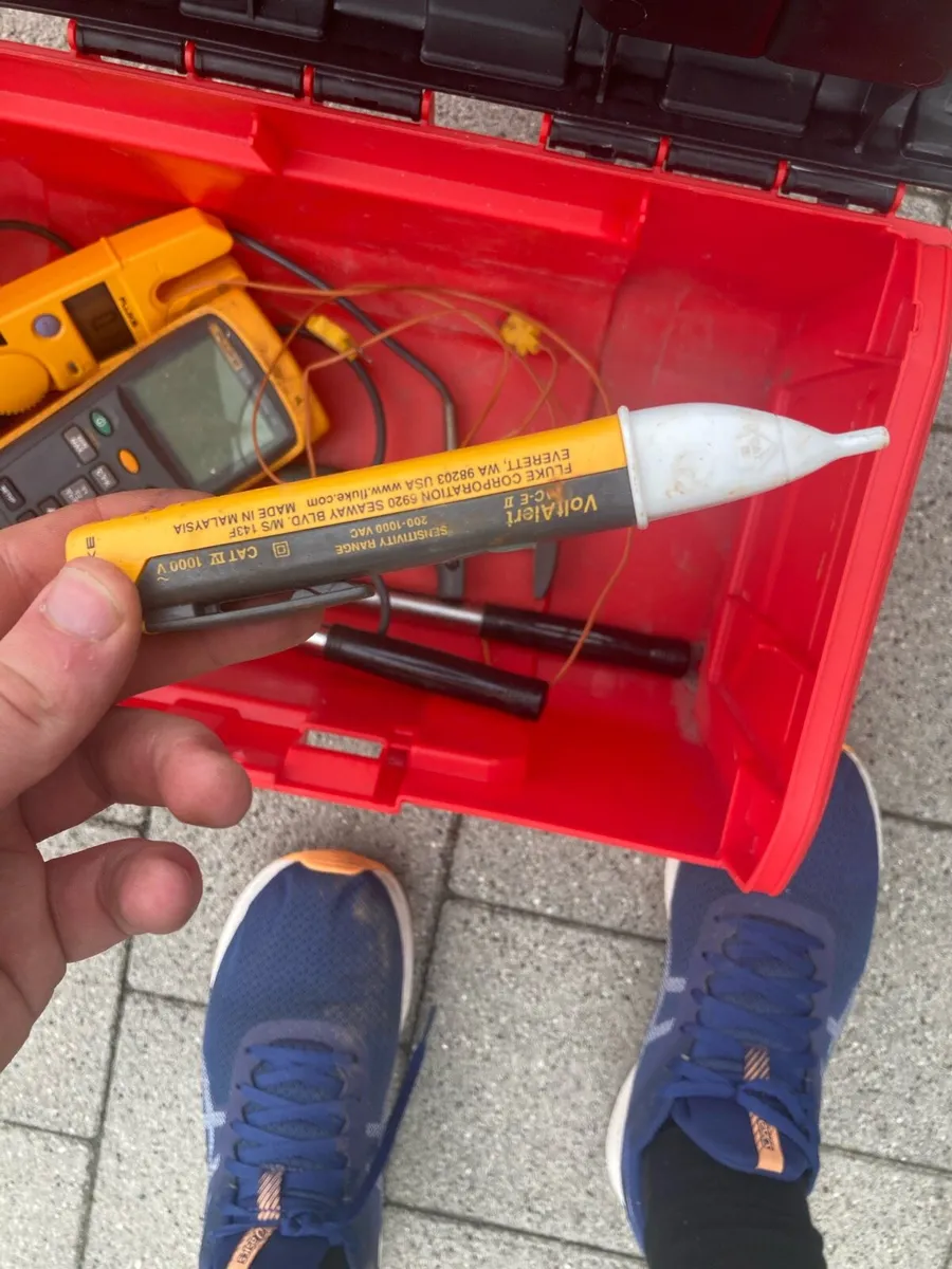 Fluke Multimeter, Thermometer, Voltalert - Image 3