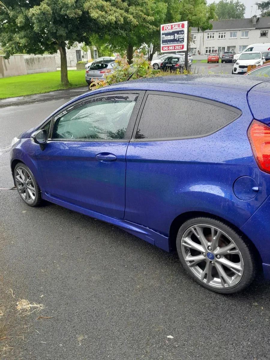 Ford Fiesta 2015 - Image 2