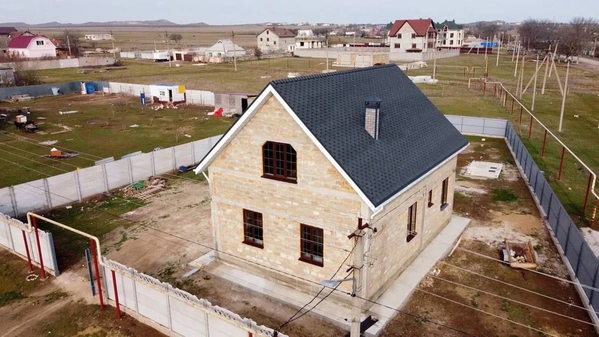 Roofer contractor and Carpenter - Image 1