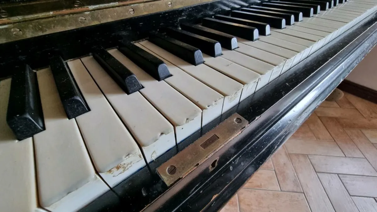 Upright piano - Image 1