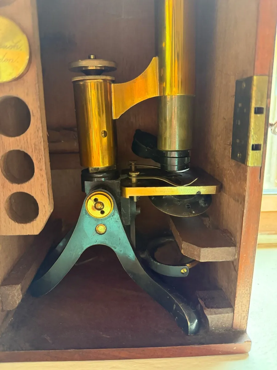 19th-century brass microscope - Image 3