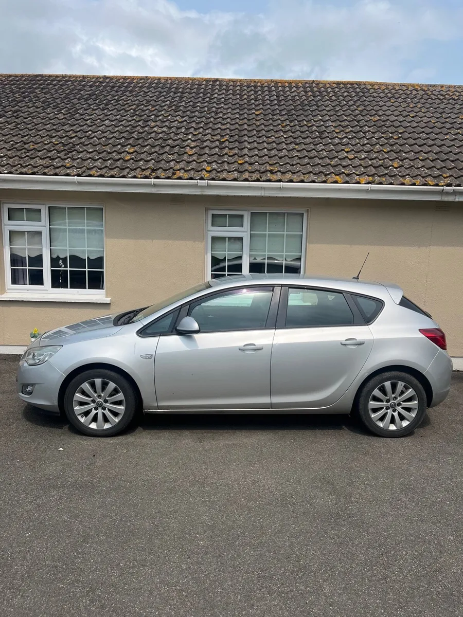 Opel Astra 2010 - Image 2
