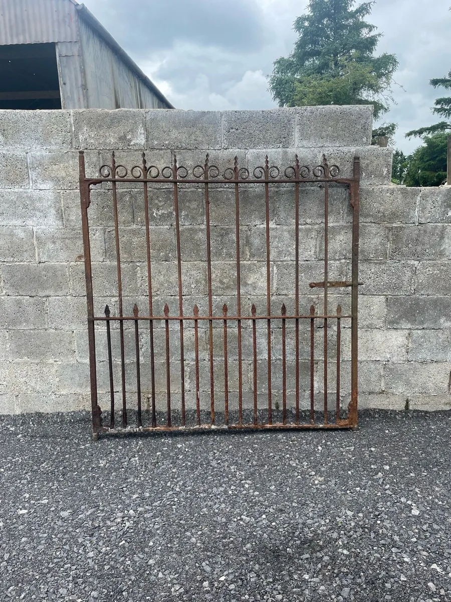 Vintage Gate - Image 1