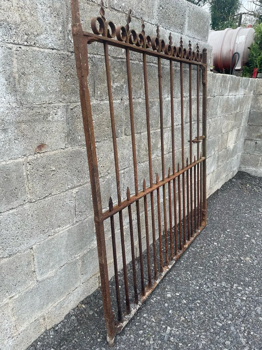 Vintage Gate - Image 3