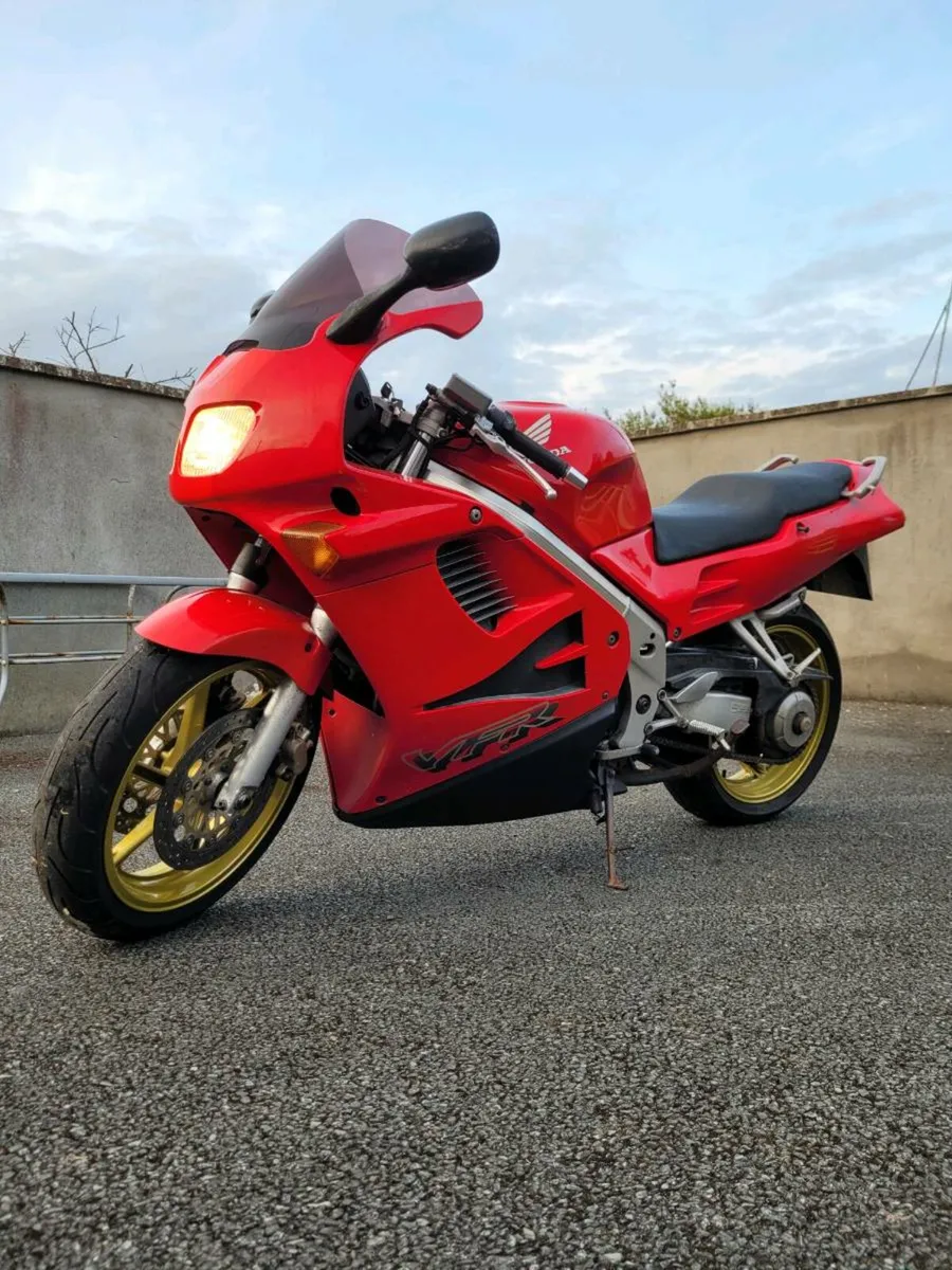 1997 VFR 750 - Image 1