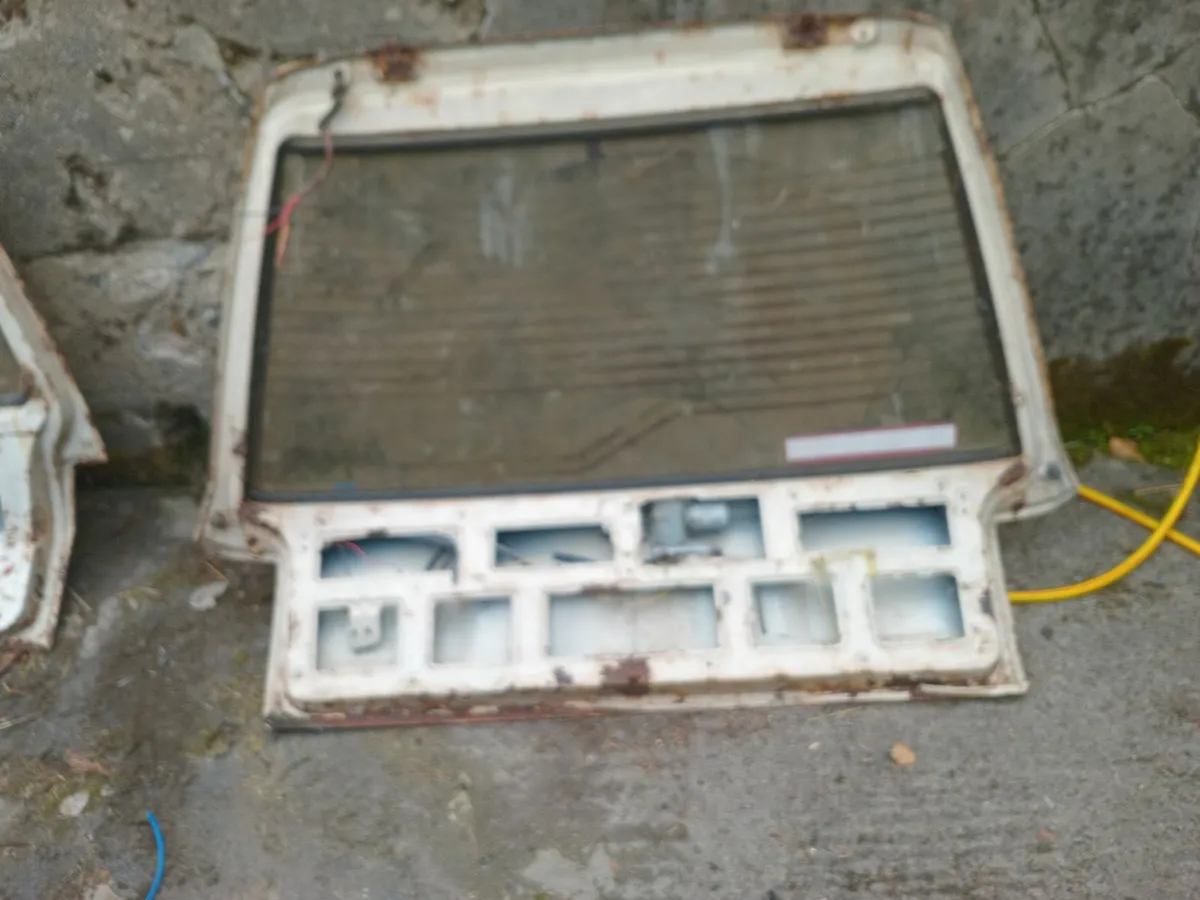 Peugeot 504 back door - Image 4