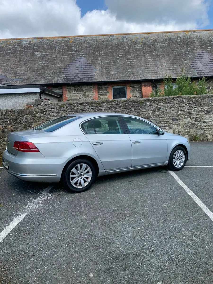Volkswagen Passat 2011 - Image 2