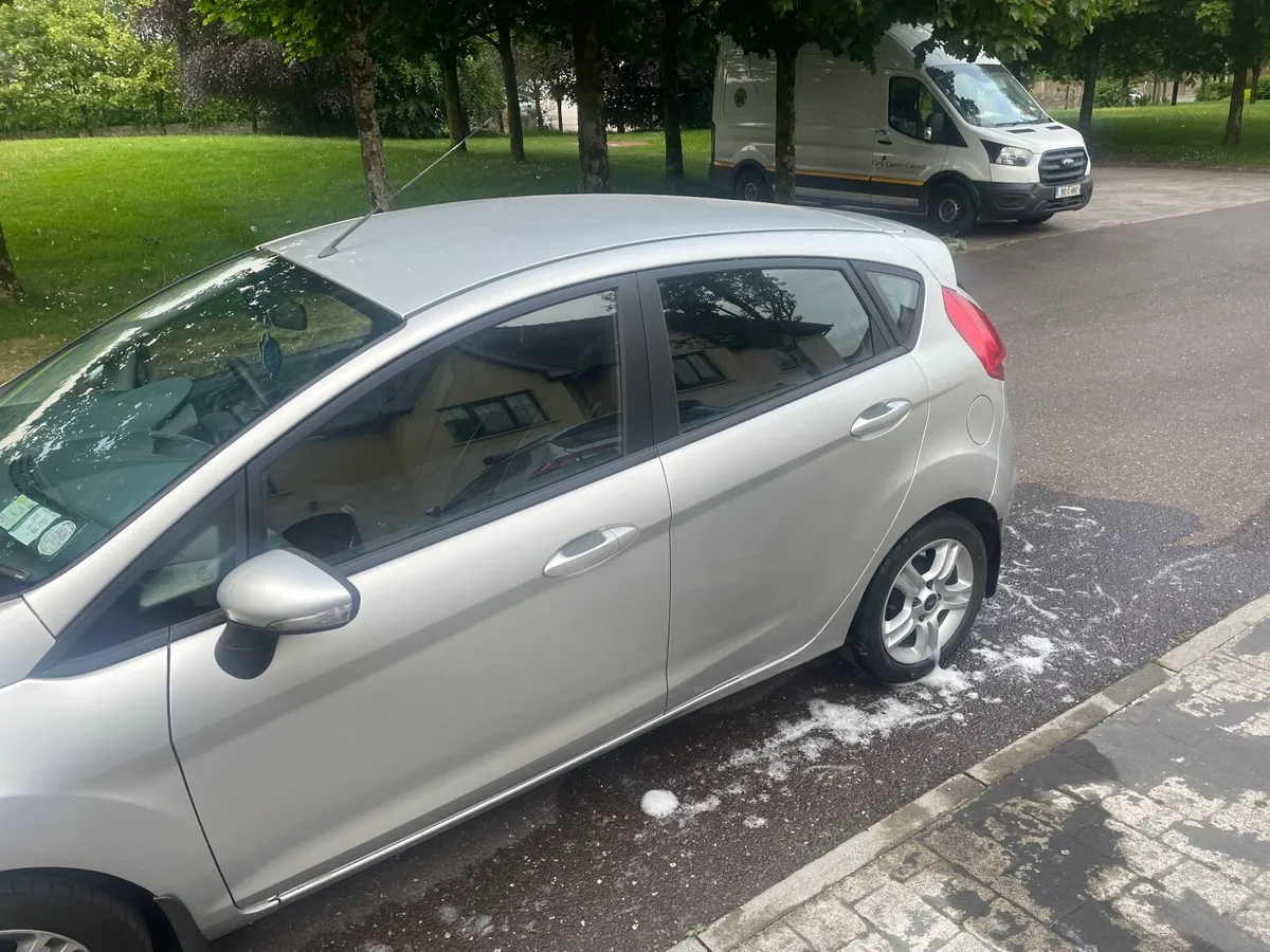 Ford Fiesta 2010 - Image 2