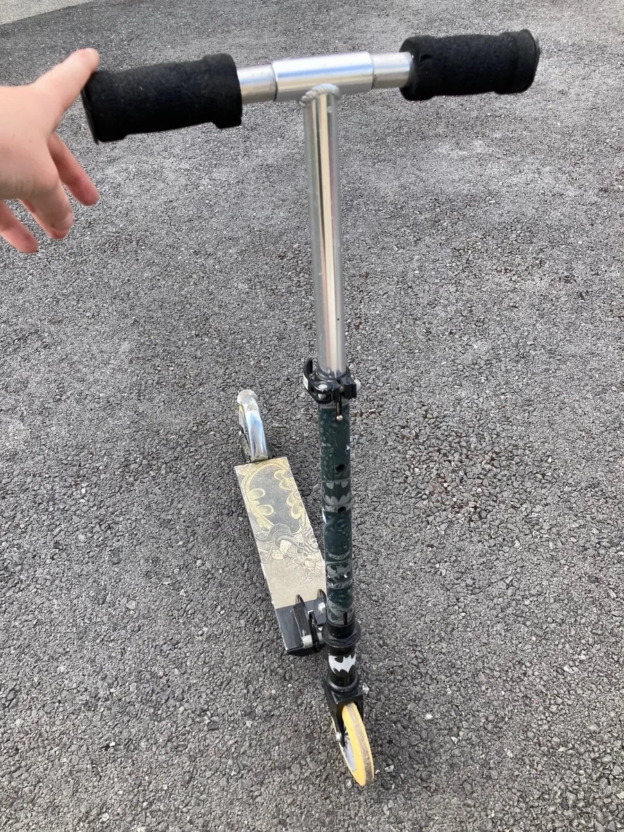 Kids Batman scooter - Image 1