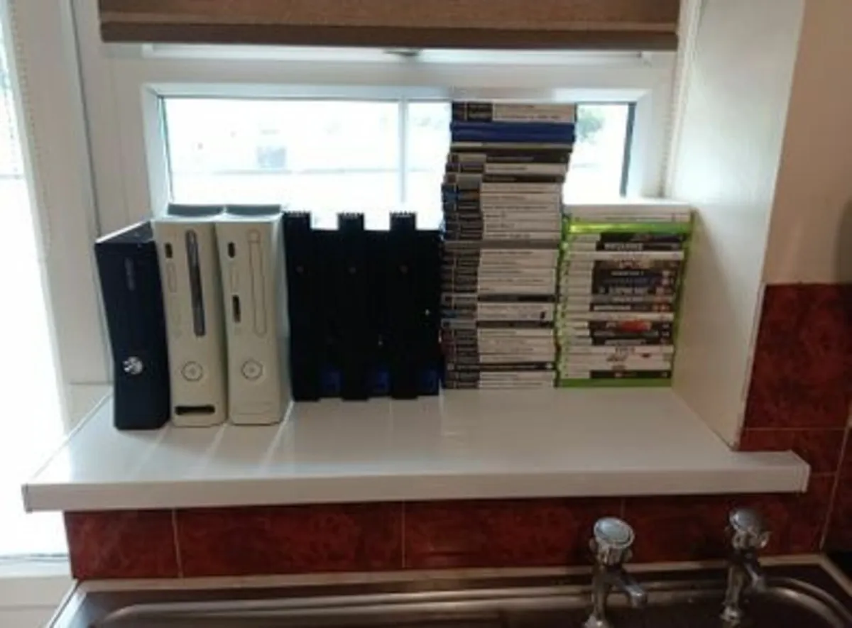 consoles bundle and phone - Image 1