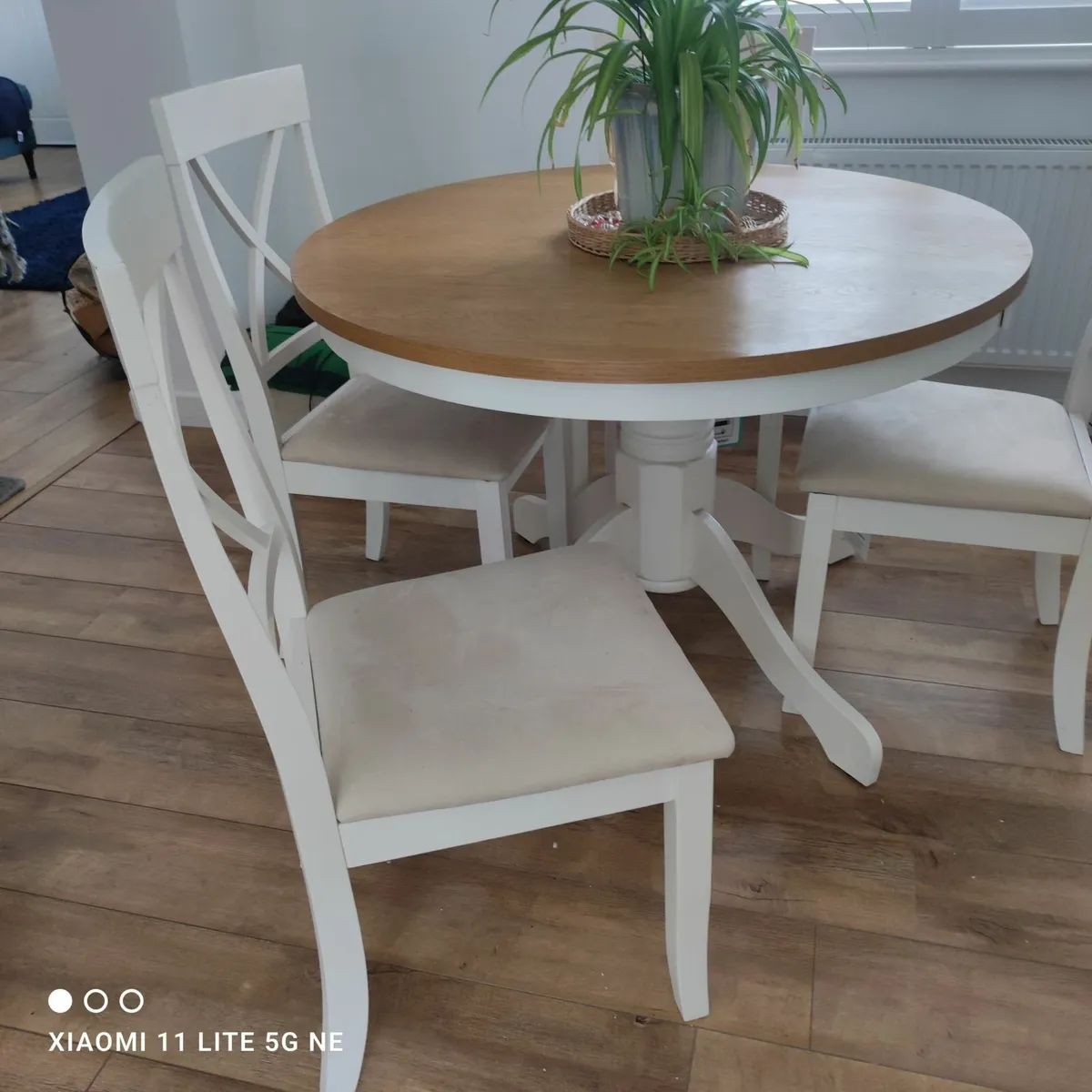 Table and 4 chairs - Image 1