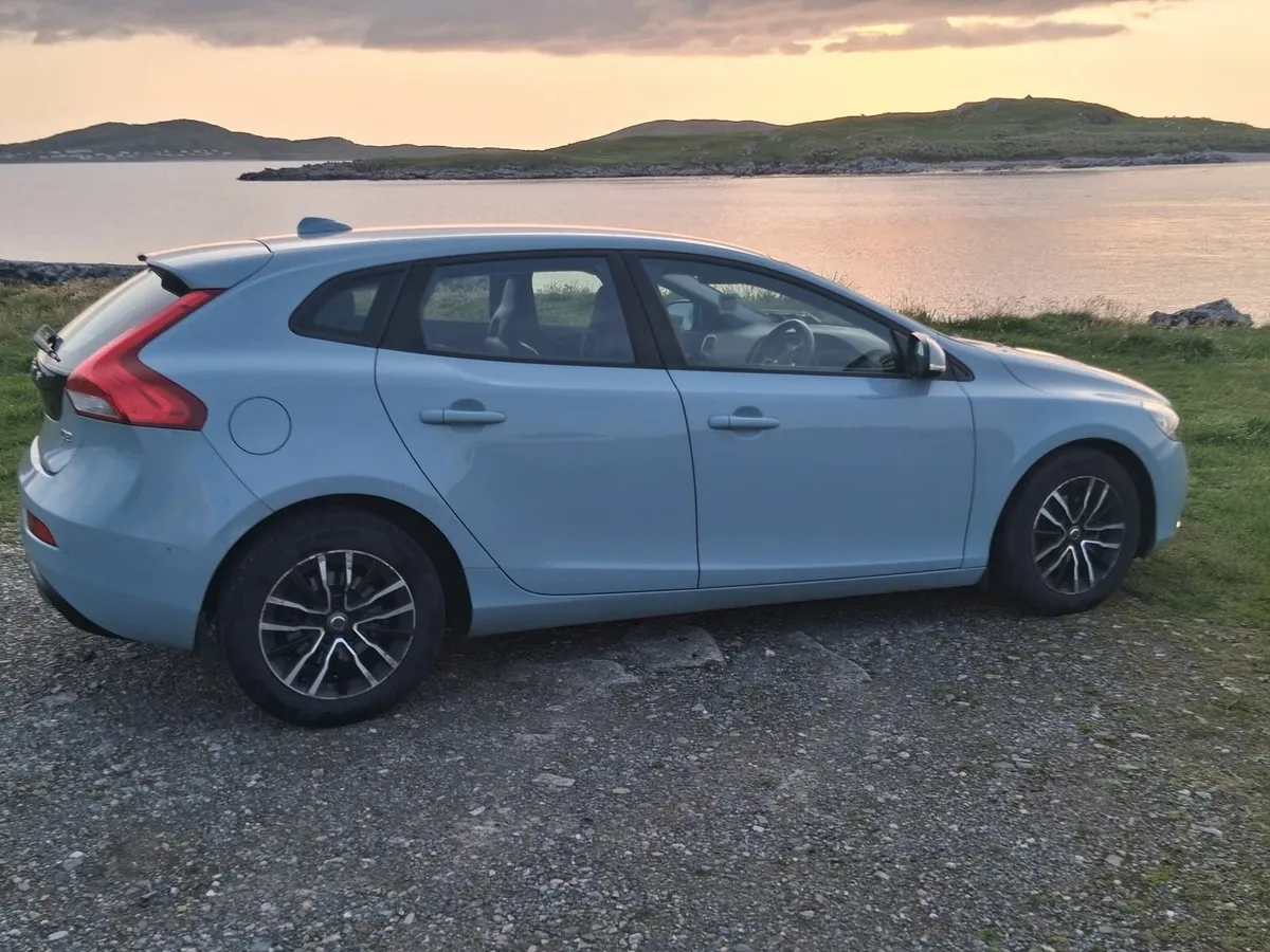 Volvo V40 2017 - Image 1