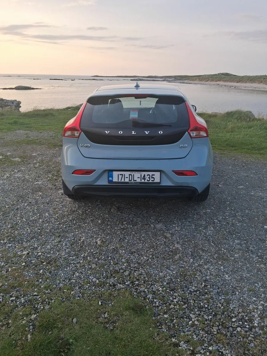 Volvo V40 2017 - Image 2