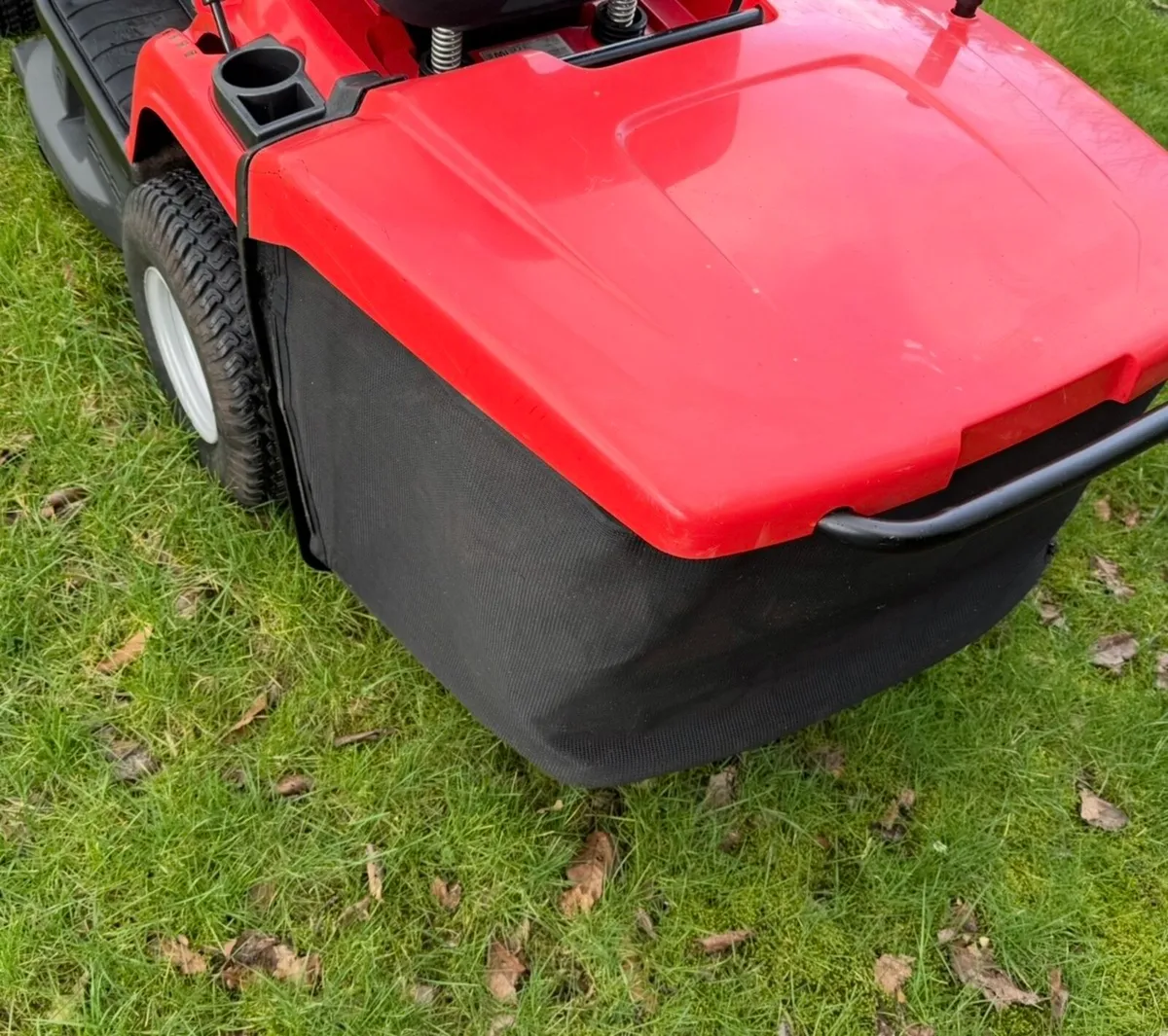 MINT CASTLEGARDEN RIDE ON MOWER - Image 4