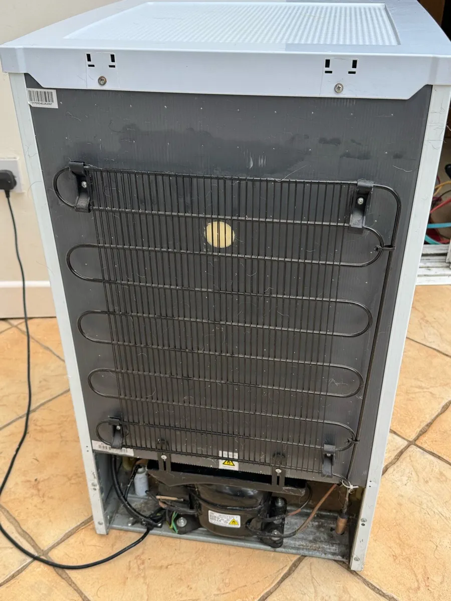 Mini Fridge with Freezer Compartment - Image 4
