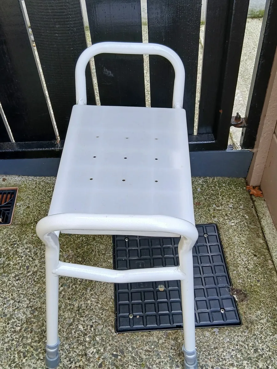 Mobility aid shower seats - Image 2