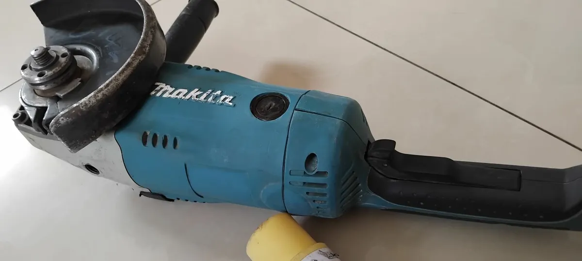 Makita GA9020 230mm 9" Angle Grinder 110v - Image 3