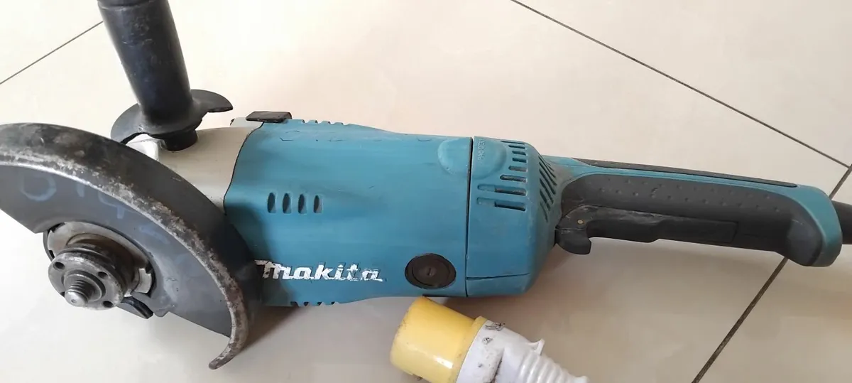 Makita GA9020 230mm 9" Angle Grinder 110v - Image 4