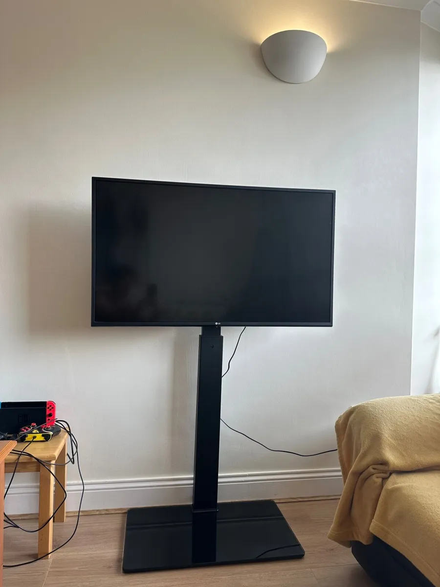 43” Smart TV (LG 4K) with TV stand included - Image 1