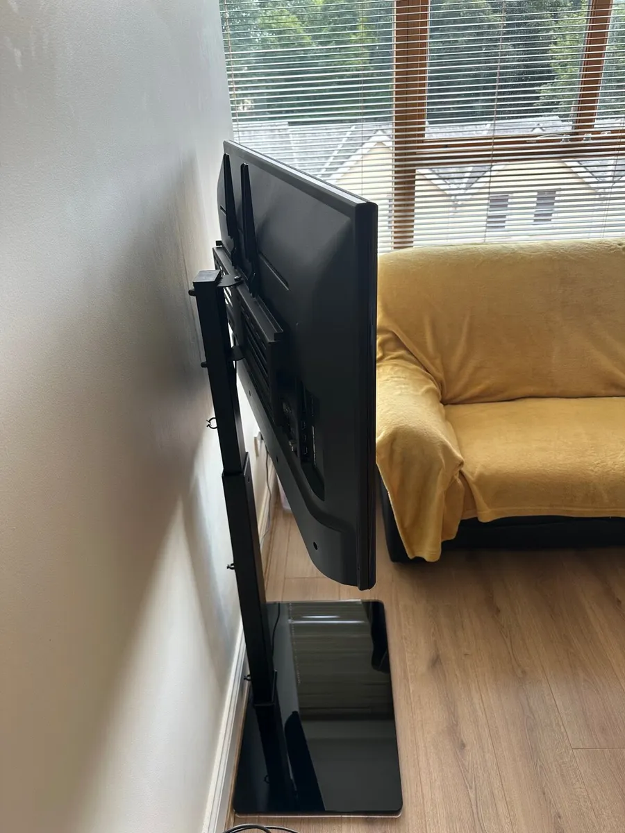 43” Smart TV (LG 4K) with TV stand included - Image 2