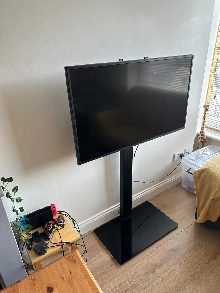 43” Smart TV (LG 4K) with TV stand included - Image 3