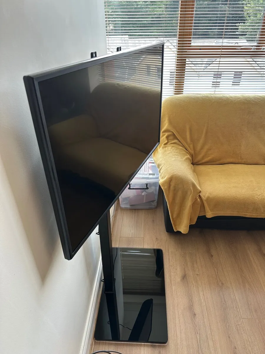 43” Smart TV (LG 4K) with TV stand included - Image 4