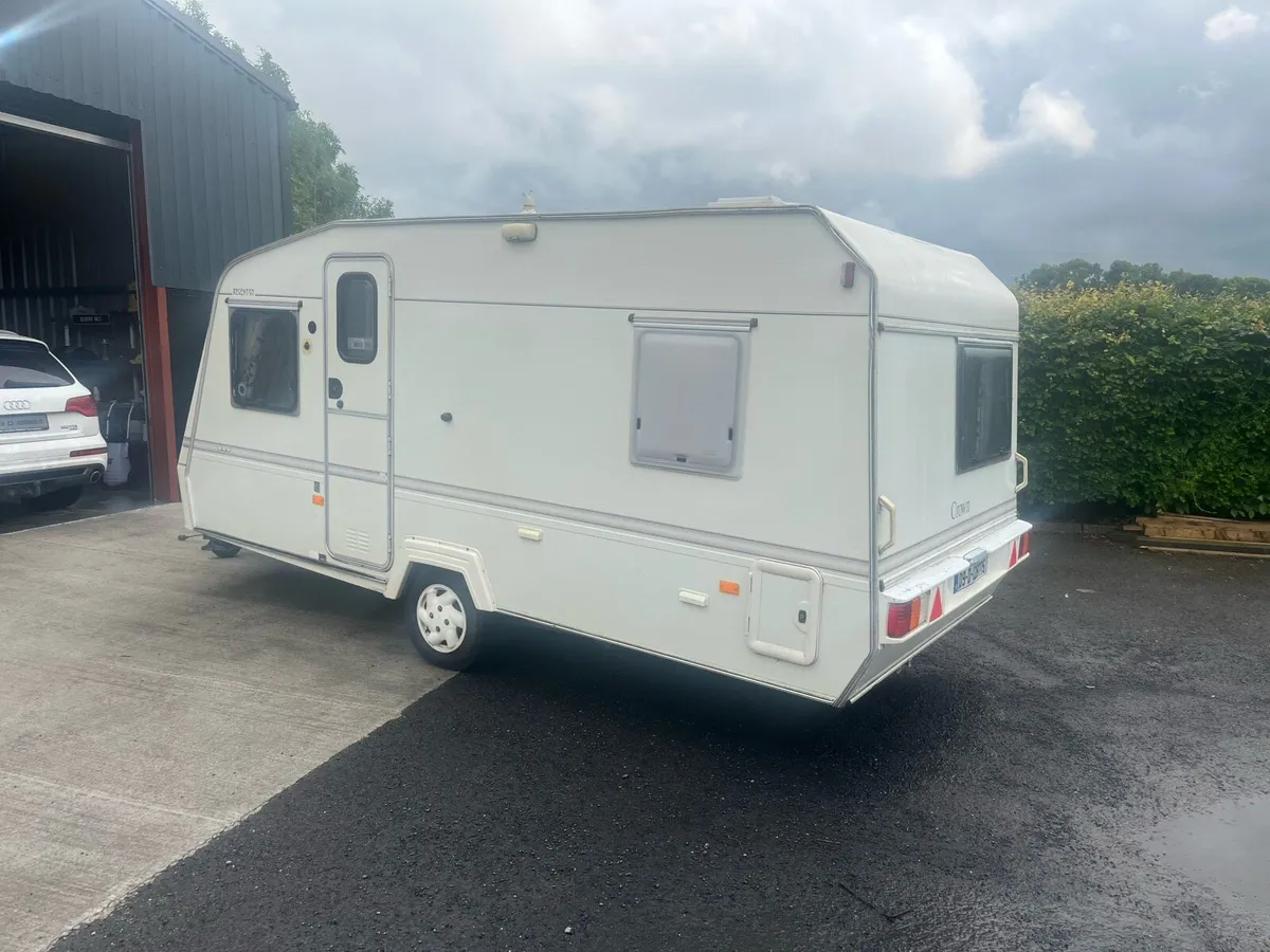 Crown Regent Gt 4/5 berth caravan - Image 4