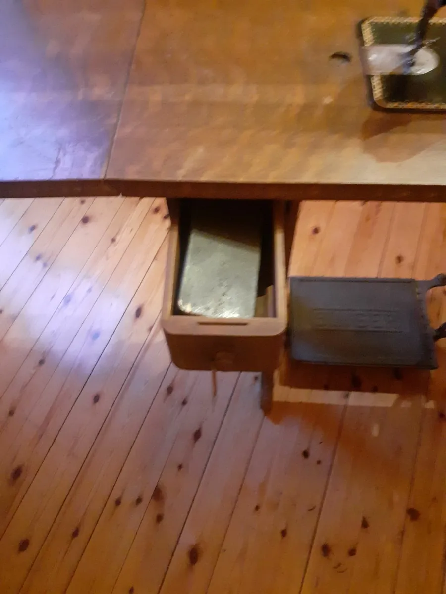 Vintage Singer Sewing Machine - Image 3