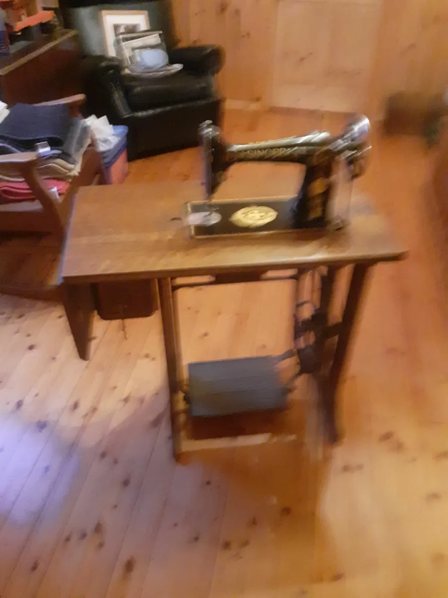 Vintage Singer Sewing Machine - Image 2