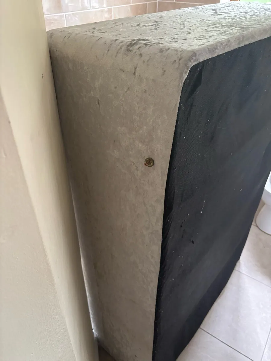 Free crushed velvet bed - Image 4
