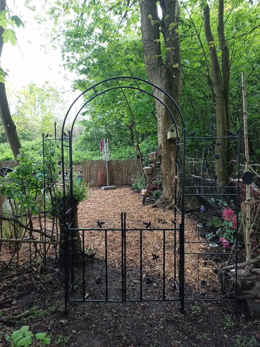 Rose Arch with Lockable Gate Metal Garden Trellis - Image 4