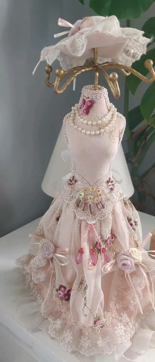 elegant lady style jewellery holder like new - Image 2