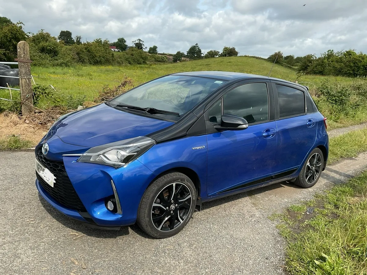 2017 Toyota Yaris hybrid - Image 2