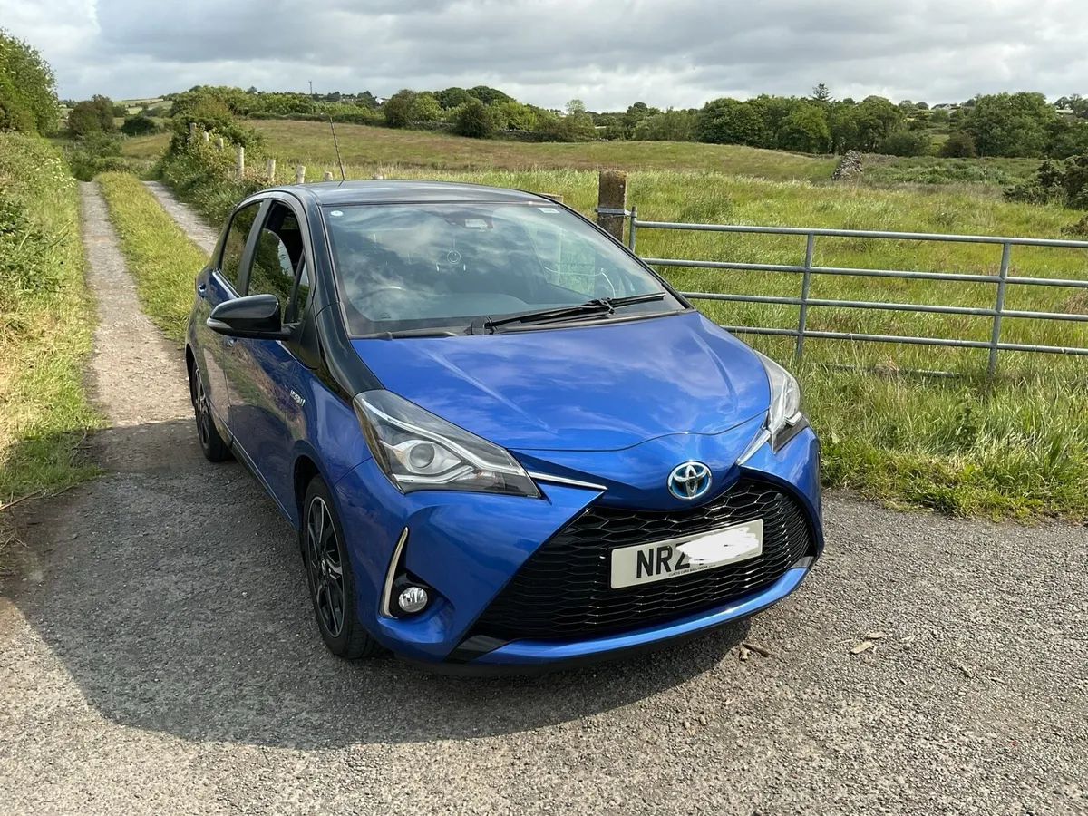 2017 Toyota Yaris hybrid - Image 3