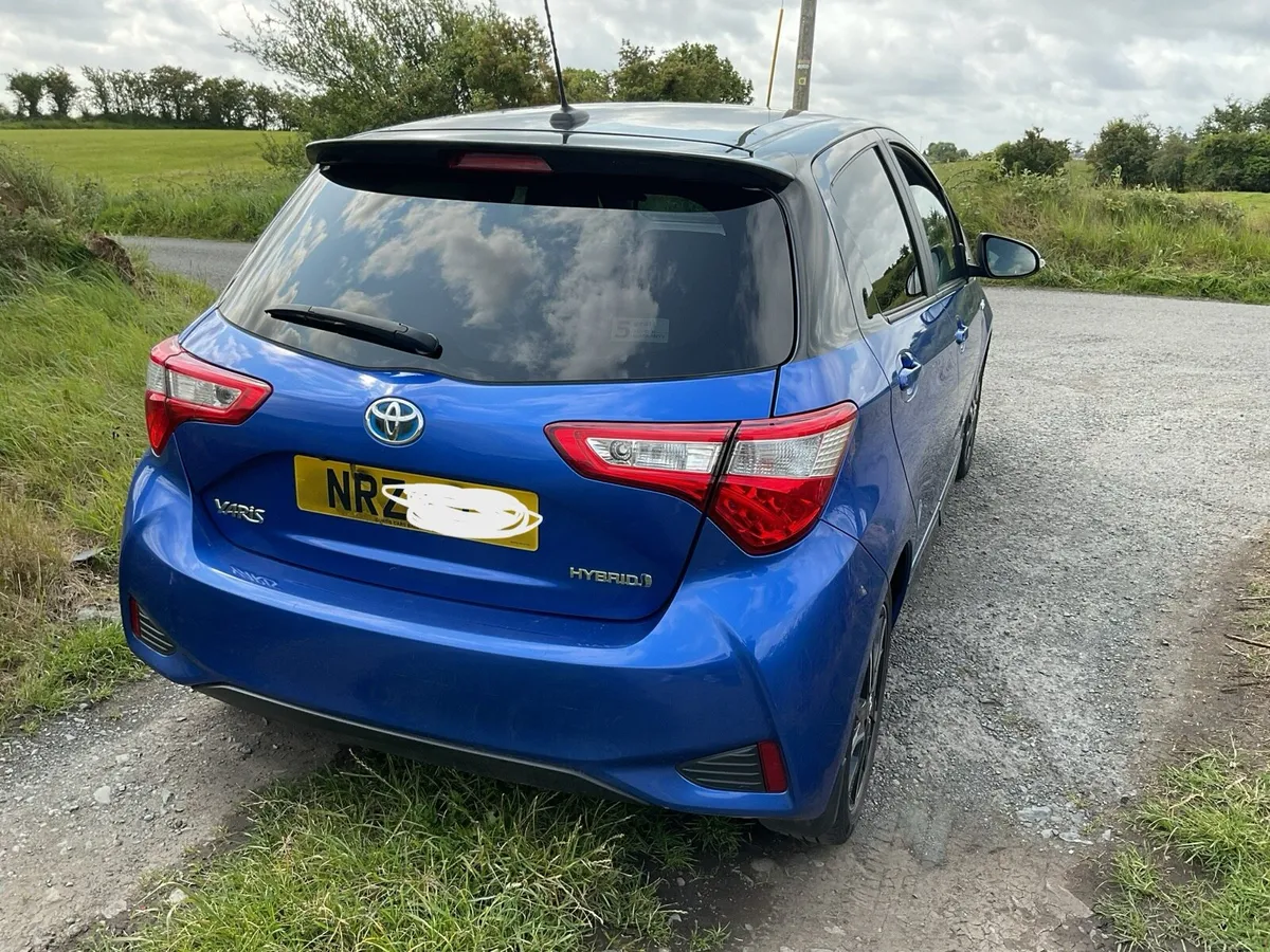 2017 Toyota Yaris hybrid - Image 4