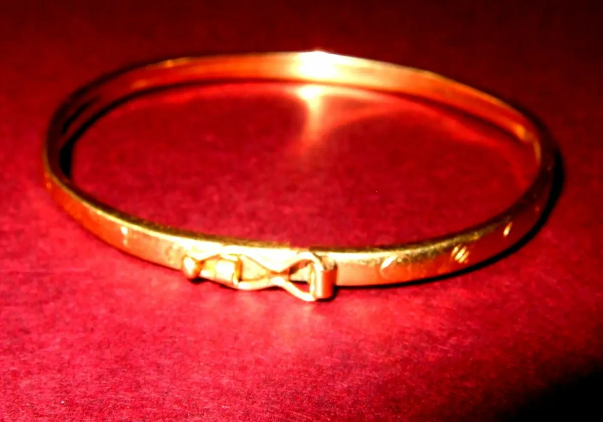 Vintage Hallmarked Childs 9k Gold Bangle - Image 2